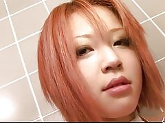 Stram og busty rødhåret babe fisse fondling i badeværelset