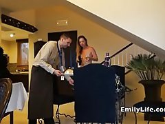 Nøgne piger åbner døren for roomservice