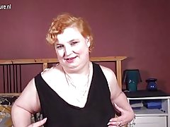 Store amatør granny med sort yndlingslegetøj